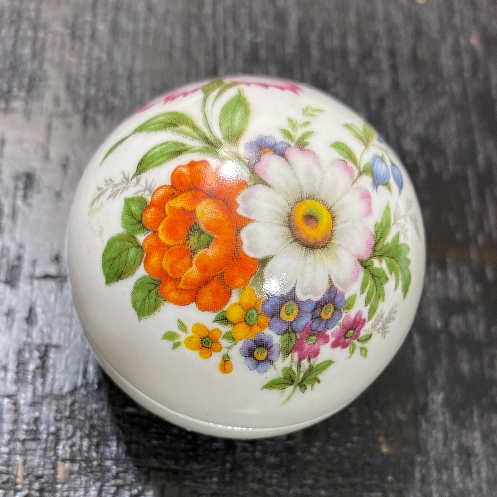 Vintage Royal Staffordshire Bone China Floral Porcelain Trinket Box! - Picture 1 of 6